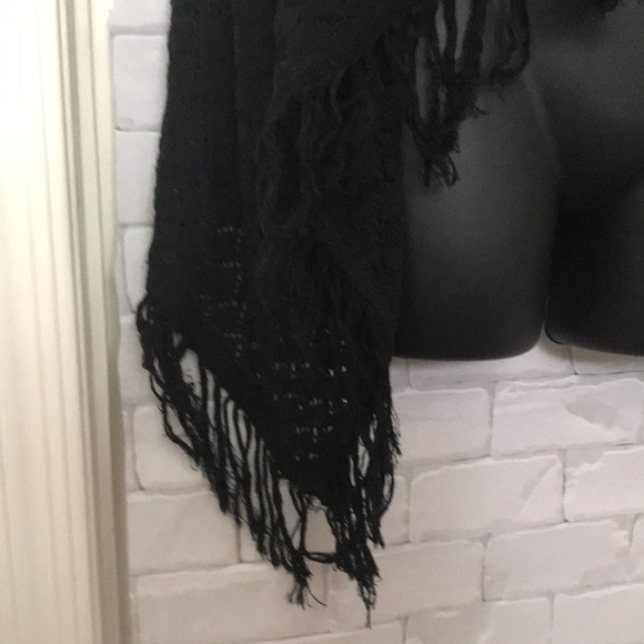 Women’s Gabriel Ny black knitted shawl. - Picture 2 of 2